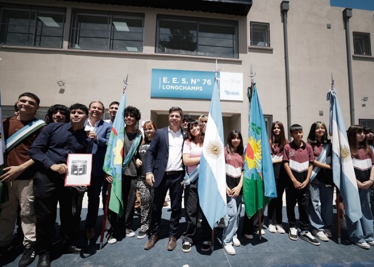 Kicillof inauguró dos nuevos edificios educativos en Longchamps y cuestionó el recorte nacional