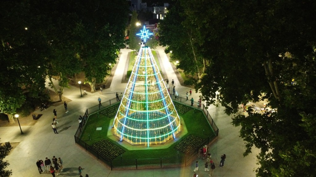 Monte Grande encendió su espíritu festivo: el enorme Árbol de Navidad ya ilumina la Plaza Mitre