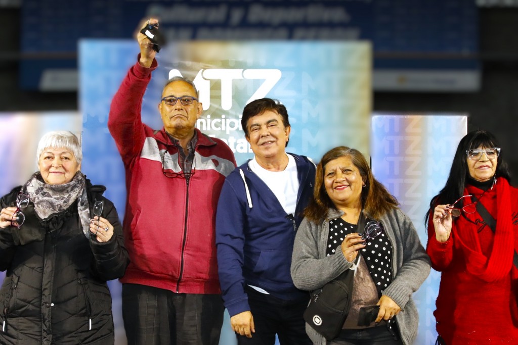 Más de 20 mil jubiladas y jubilados de La Matanza ya recibieron lentes gratuitos: cómo funciona el operativo oftalmológico municipal