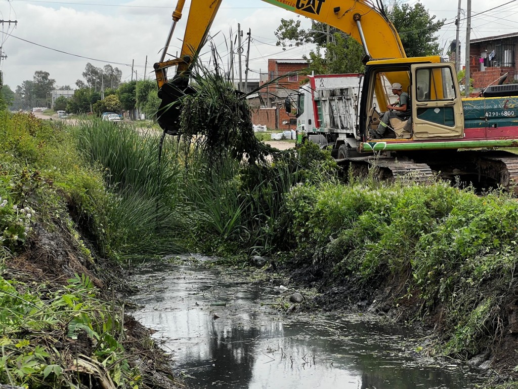 Refuerzan la limpieza de canales en San Sebastián para prevenir inundaciones
