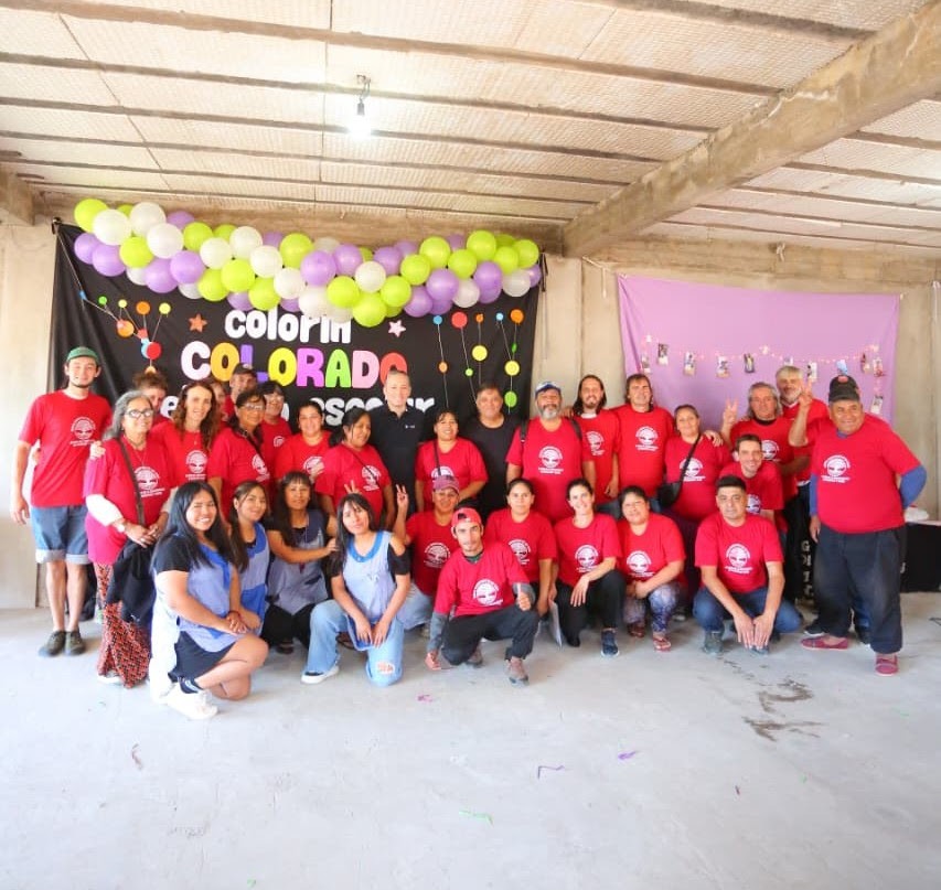 Fernando Gray visitó el Centro Comunitario Los Sin Techo y entregó insumos para fortalecer la asistencia social