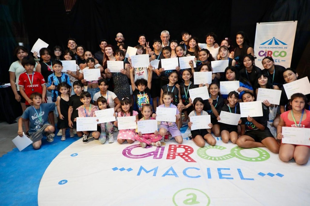 Avellaneda celebró a sus nuevos artistas con una emotiva entrega de diplomas y medallas