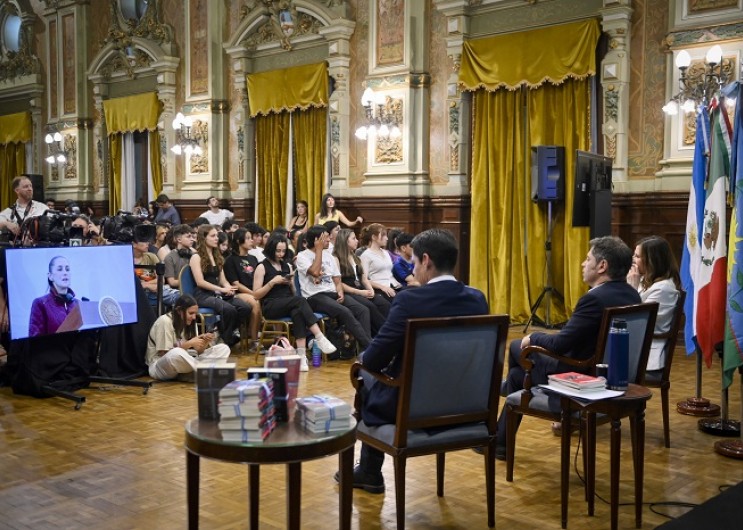 Kicillof acompañó el lanzamiento internacional del programa de lectura “25 para el 25” impulsado por Claudia Sheinbaum