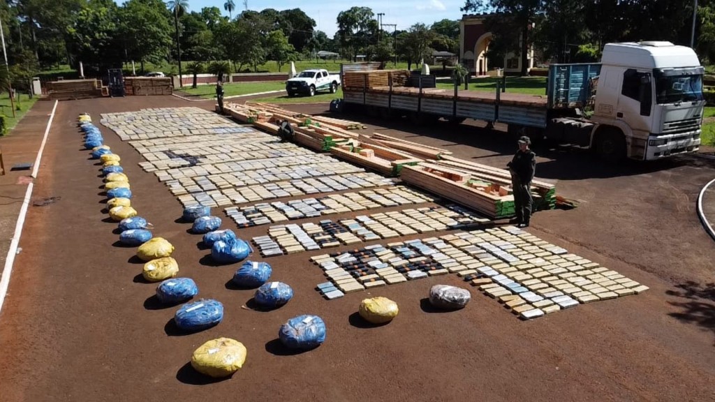 Gendarmería incautó más de 2,6 toneladas de marihuana ocultas en un camión maderero en Misiones