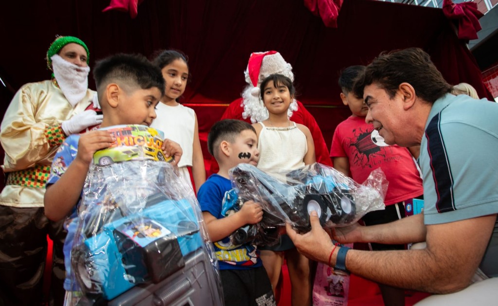 Papá Noel recorre La Matanza y lleva regalos a más de 100 mil niñas y niños