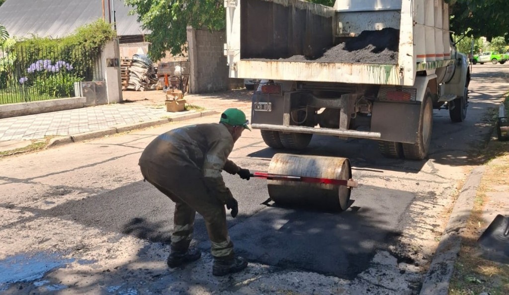 Avanzan nuevas obras de bacheo en Monte Grande para mejorar la circulación