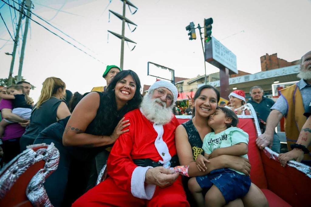 Multitudinaria apertura de Las Noches de Quilmes en Ezpeleta con compras, shows y espíritu navideño