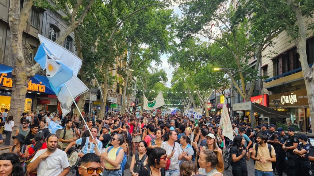 Mendoza volvió a decir no: multitudinaria marcha contra la megaminería desafió a Cornejo frente a la Casa de Gobierno