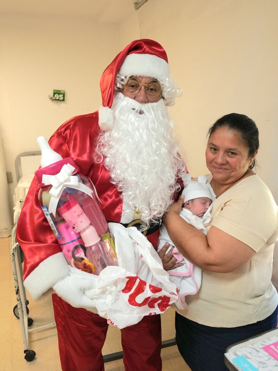 Navidad con sonrisas: el Municipio llevó juguetes a niñas y niños internados en el Hospital Santamarina