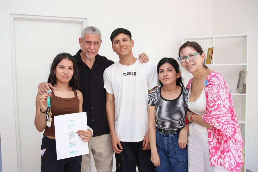 Llaves en mano y emoción en Villa Tranquila: Ferraresi y Batakis entregaron nuevas viviendas