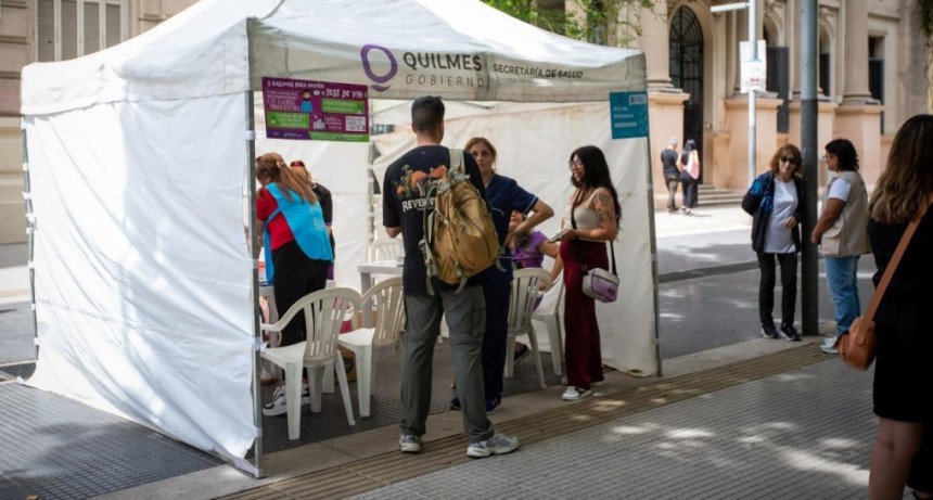 Impactante operativo sanitario en Quilmes: más de 100 testeos rápidos y controles de lunares en plena plaza céntrica