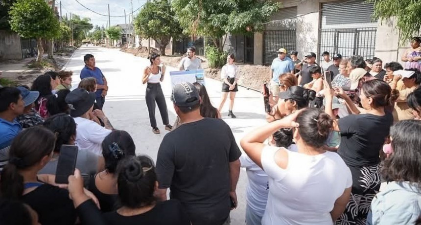 Promesa cumplida: avanza el asfalto en Ezpeleta Oeste y los vecinos celebran después de 26 años de espera