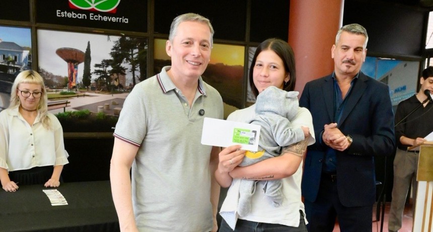 Fernando Gray entregó 86 nuevas tarjetas del Plan Más Vida a familias de Esteban Echeverría
