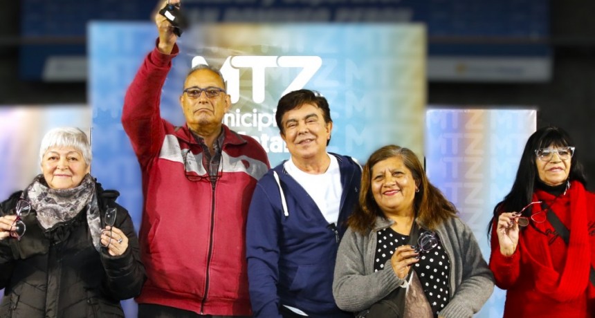 Más de 20 mil jubiladas y jubilados de La Matanza ya recibieron lentes gratuitos: cómo funciona el operativo oftalmológico municipal