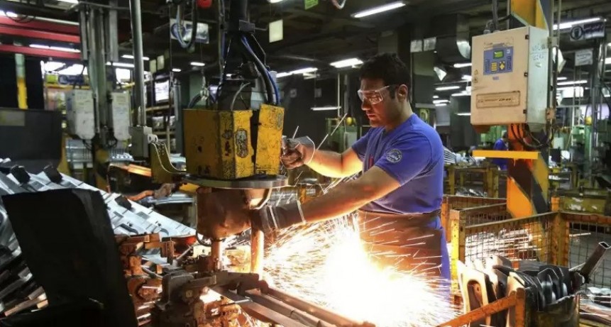 La industria sigue en picada: la capacidad instalada cayó al 61% y enciende alarmas