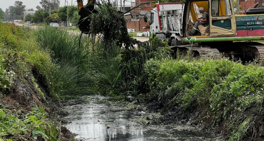 Refuerzan la limpieza de canales en San Sebastián para prevenir inundaciones