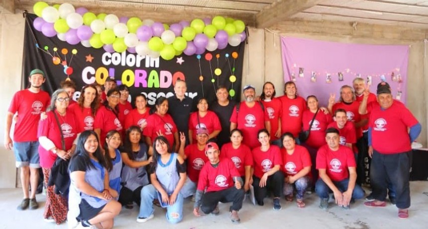 Fernando Gray visitó el Centro Comunitario Los Sin Techo y entregó insumos para fortalecer la asistencia social