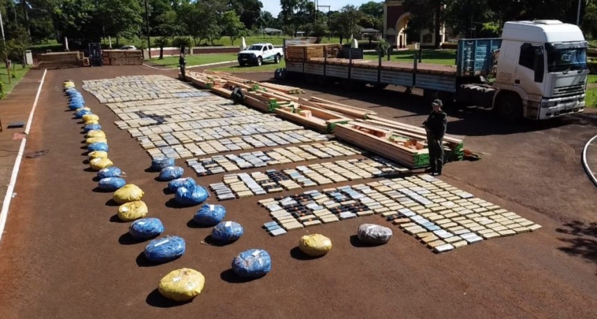 Gendarmería incautó más de 2,6 toneladas de marihuana ocultas en un camión maderero en Misiones