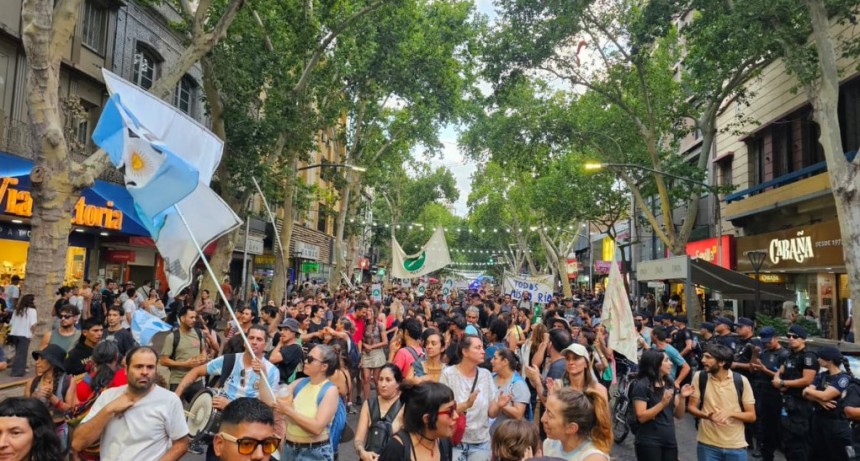 Mendoza volvió a decir no: multitudinaria marcha contra la megaminería desafió a Cornejo frente a la Casa de Gobierno