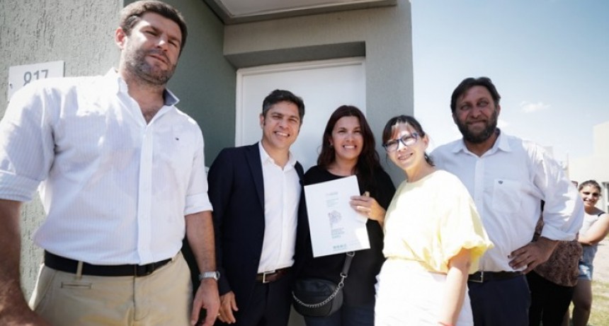 Kicillof entregó 132 viviendas en el interior bonaerense y destacó el rol del Estado frente a la crisis habitacional