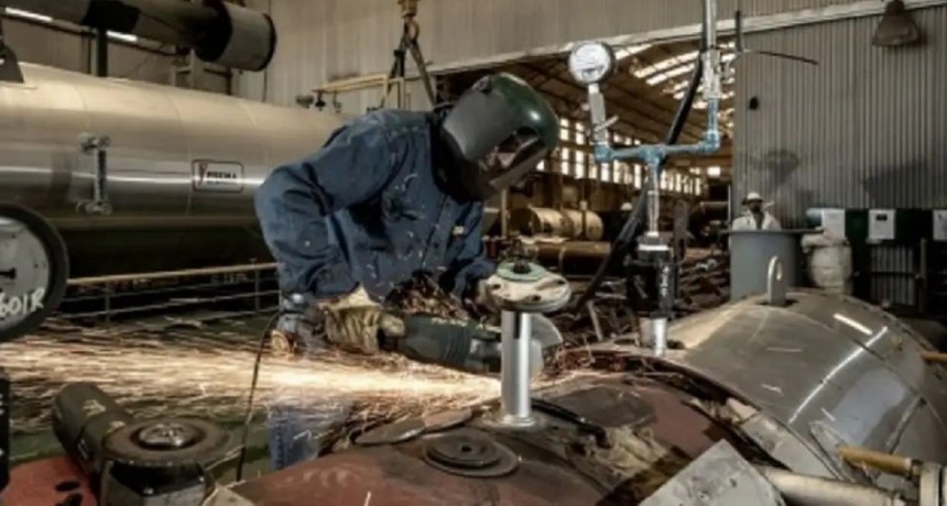 Industria en rojo: la producción volvió a caer en noviembre y la UIA advierte un escenario crítico