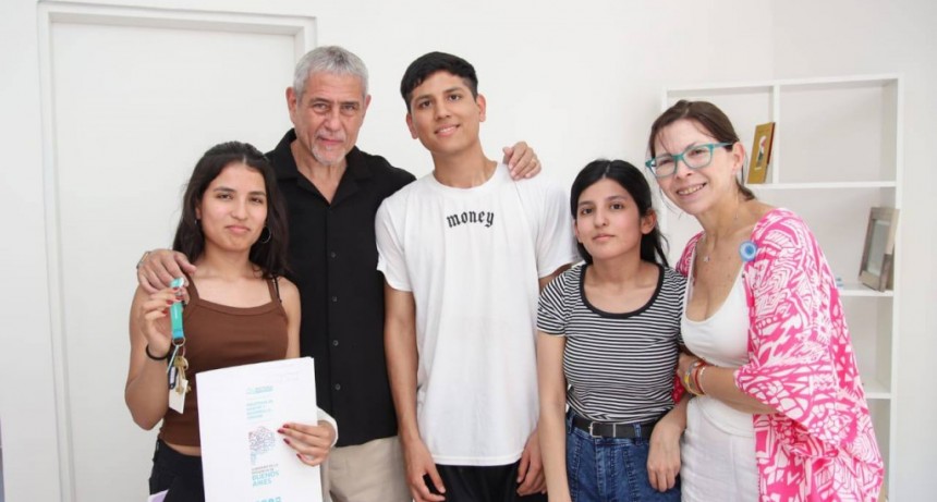 Llaves en mano y emoción en Villa Tranquila: Ferraresi y Batakis entregaron nuevas viviendas